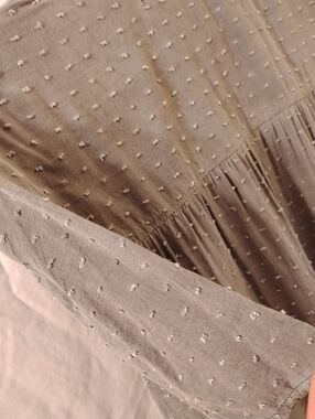 Gorgeous Knotted Dot Texture Gray Knox Rose Short Sleeve Top With Roushing Sz M